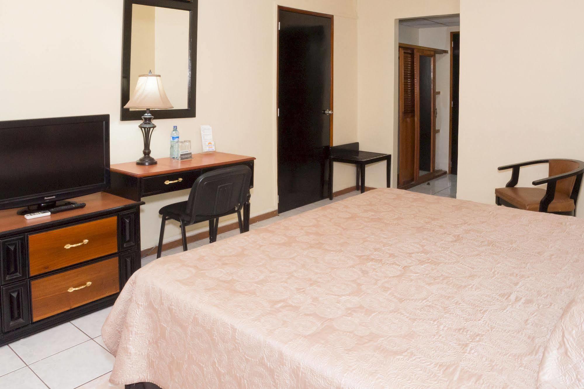 Hotel Tropico Inn 圣米格尔 外观 照片